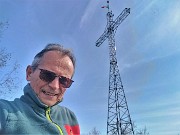 56 Alla alta (25 m) croce di vetta del Monte Ubione (895 m)